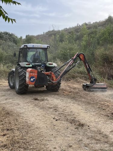 Caminhos agr&iacute;colas - Regulariza&ccedil;&atilde;o do pavimento e limpeza de bermas.
